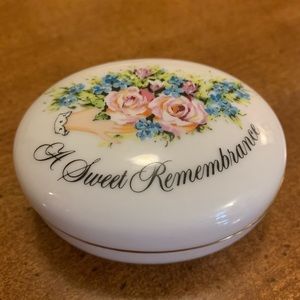 Avon Valentines Day 1982 Porcelain Trinket Box